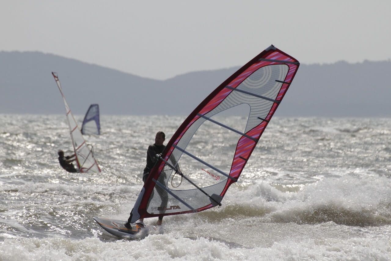 Windsurfing na Helu - polecane szkoły i miejsca, co warto wiedzieć?